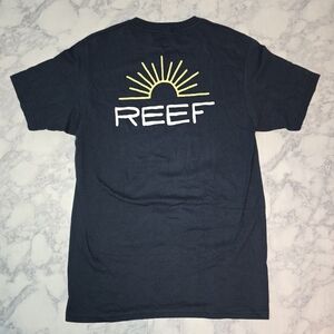 Reef Navy Graphic Tee NWOT Medium Blue and Yellow Short Sleeve Tee